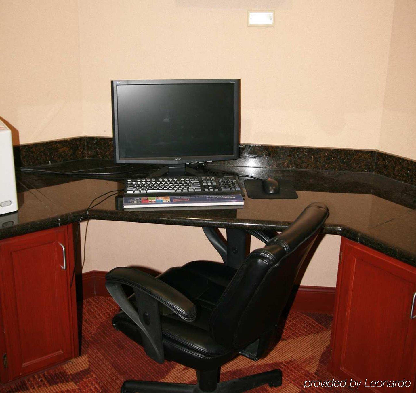 Hampton Inn Hays-North Of I-70 Bagian luar foto
